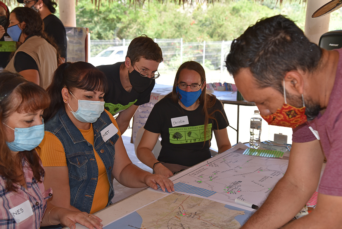 Arboretum researchers lead a workshop with locals in Baja California Sur Mexico