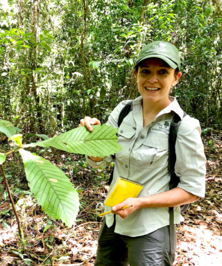 Photo of Silvia Alvarez-Clare holding the leaf of an endangered oak tree