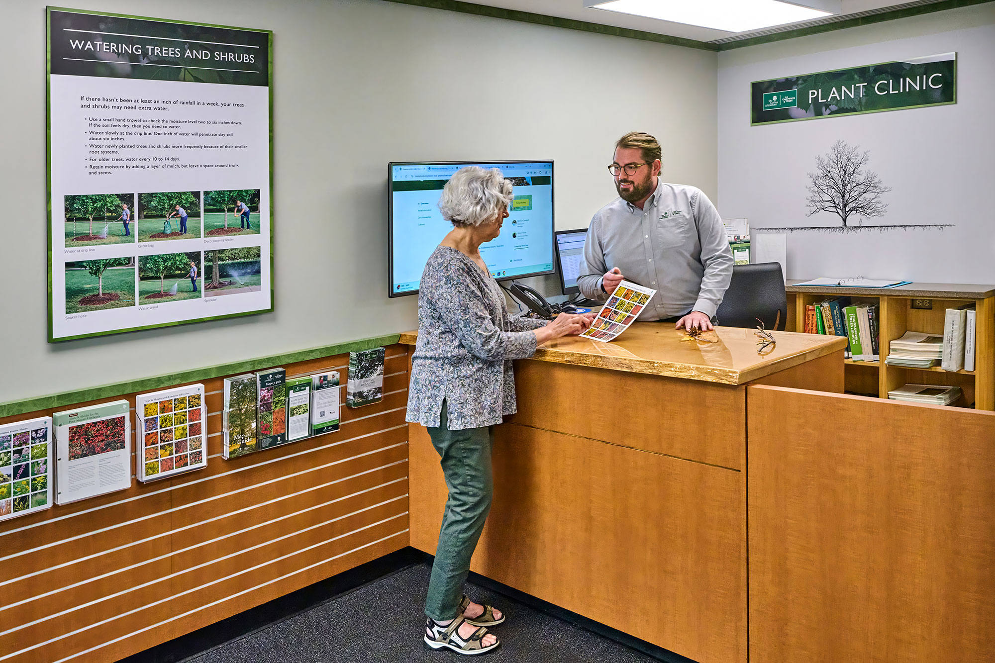 A guest talks with the Plant Clinic to see if she can address an issue with a plant.