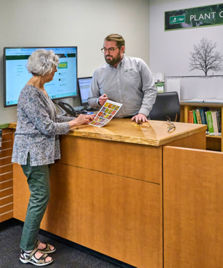 A guest talks with the Plant Clinic to see if she can address an issue with a plant.